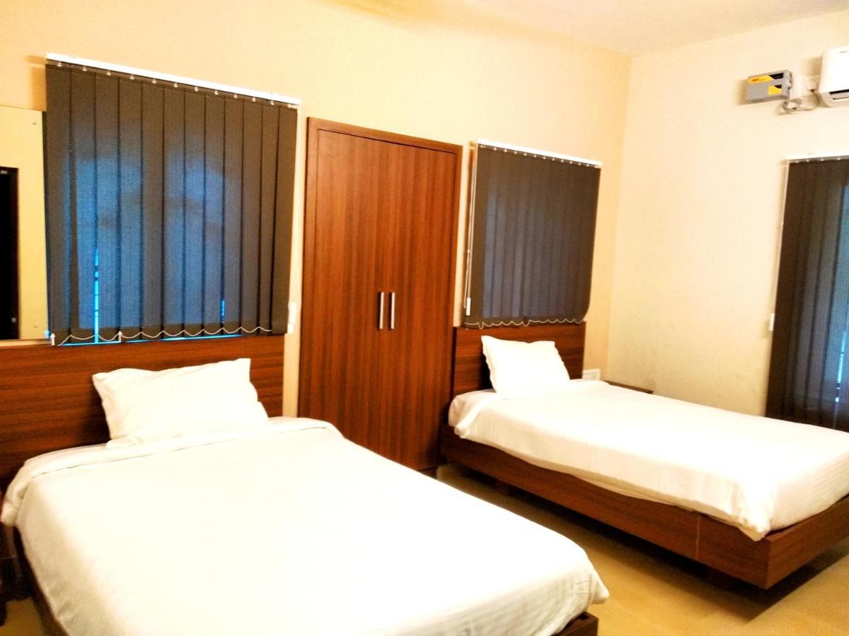 Aspire Maradu Hotel Kochi Exterior photo