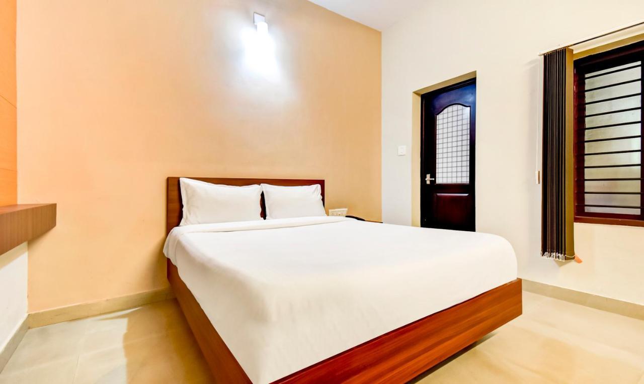 Aspire Maradu Hotel Kochi Exterior photo