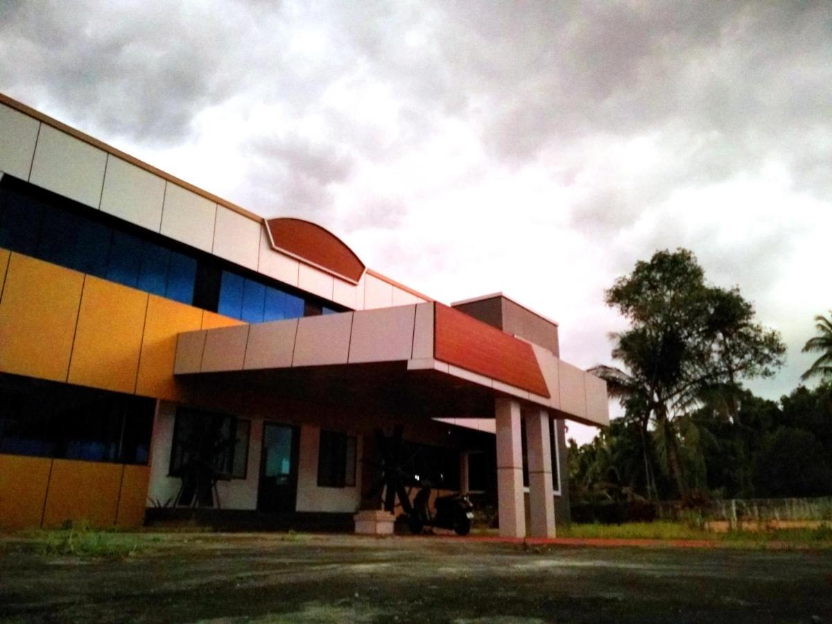 Aspire Maradu Hotel Kochi Exterior photo